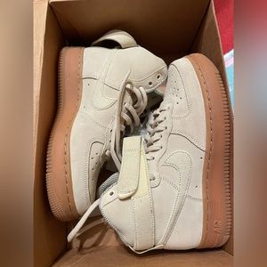 NWOT Nike Tan Air Force One High with gum bottom